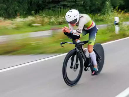 Laura Philipp triumphiert bei der Ironman-WM in Nizza auch dank ihrer starken Radleistung. - Foto: Daniel Karmann/dpa
