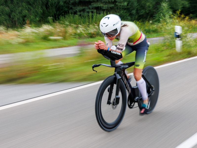 Laura Philipp triumphiert bei der Ironman-WM in Nizza auch dank ihrer starken Radleistung. - Foto: Daniel Karmann/dpa