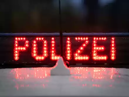 In einem Essener Krankenhaus wurden Mitarbeiter von Besuchern angegriffen und verletzt. Die Polizei griff ein. (Symbolbild) - Foto: Soeren Stache/dpa
