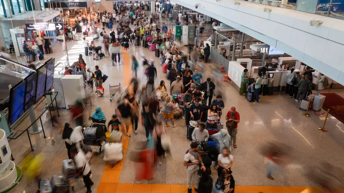 Blick in den Flughafen Fiumicino bei Rom. (Archivbild zur Illustration) - Bild: Gregorio Borgia/AP/dpa