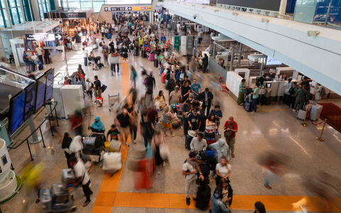 Blick in den Flughafen Fiumicino bei Rom. (Archivbild zur Illustration) - Foto: Gregorio Borgia/AP/dpa