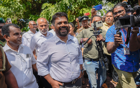 Der Präsidentschaftskandidat Dissanayake spricht vor Journalisten nach der Stimmabgabe. (Foto Archiv) - Foto: Eranga Jayawardena/AP