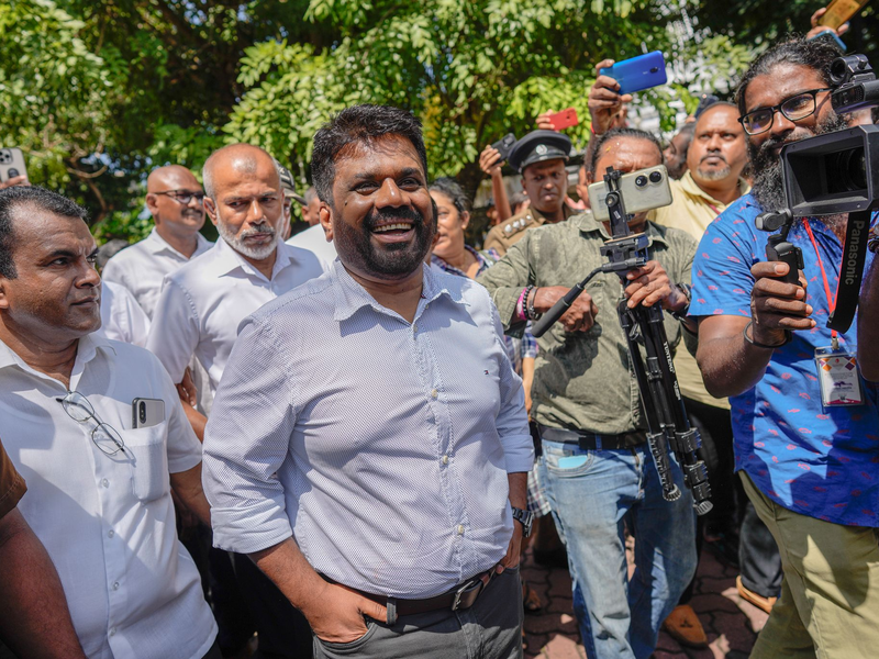 Der Präsidentschaftskandidat Dissanayake spricht vor Journalisten nach der Stimmabgabe. (Foto Archiv) - Foto: Eranga Jayawardena/AP