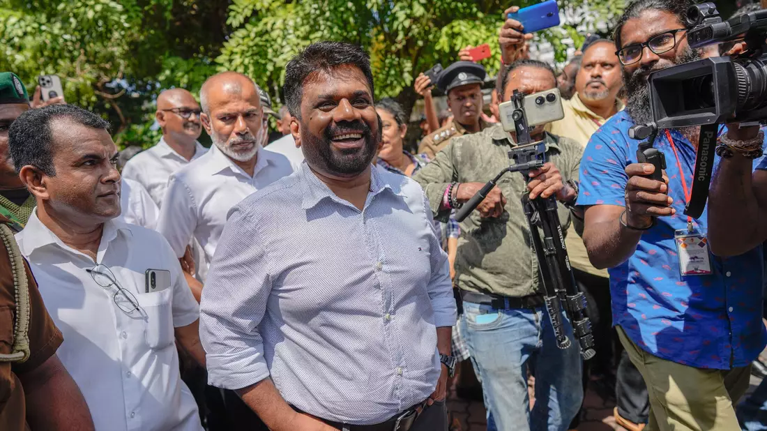 Anura Kumara Dissanayake spricht nach der Stimmabgabe vor Journalisten. - Bild: Eranga Jayawardena/AP