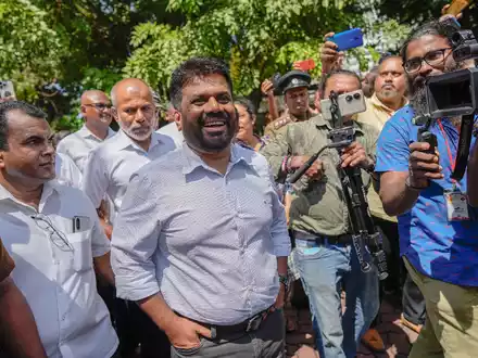 Anura Kumara Dissanayake spricht nach der Stimmabgabe vor Journalisten. - Foto: Eranga Jayawardena/AP