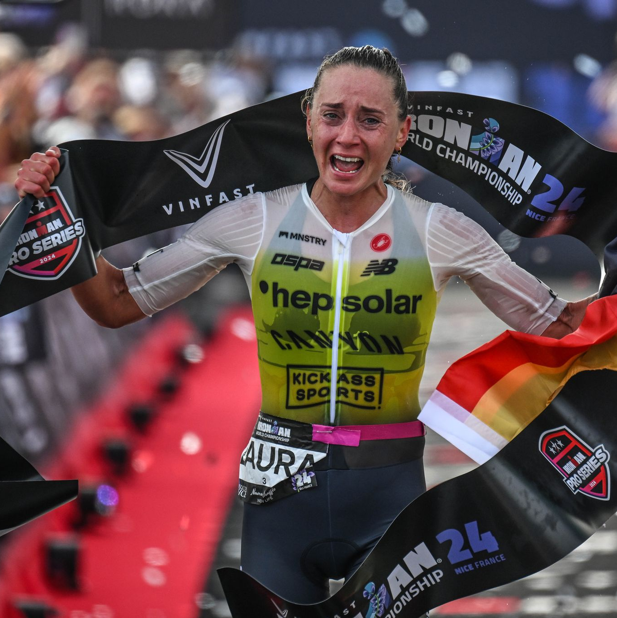 Laura Philipp ist am Ziel ihres großen Traums. - Foto: Bartlomiej Zborowski/Activ’Images/IRONMAN/dpa