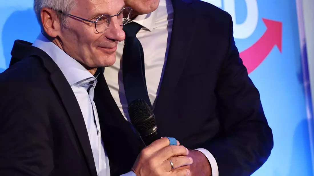 Hans-Christoph Berndt feiert mit Björn Höcke, dem Sprecher des Landesverbands der AfD in Thüringen. - Bild: Christoph Soeder/dpa