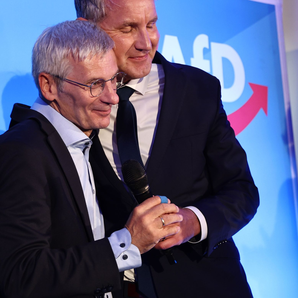 Hans-Christoph Berndt feiert mit Björn Höcke, dem Sprecher des Landesverbands der AfD in Thüringen. - Foto: Christoph Soeder/dpa