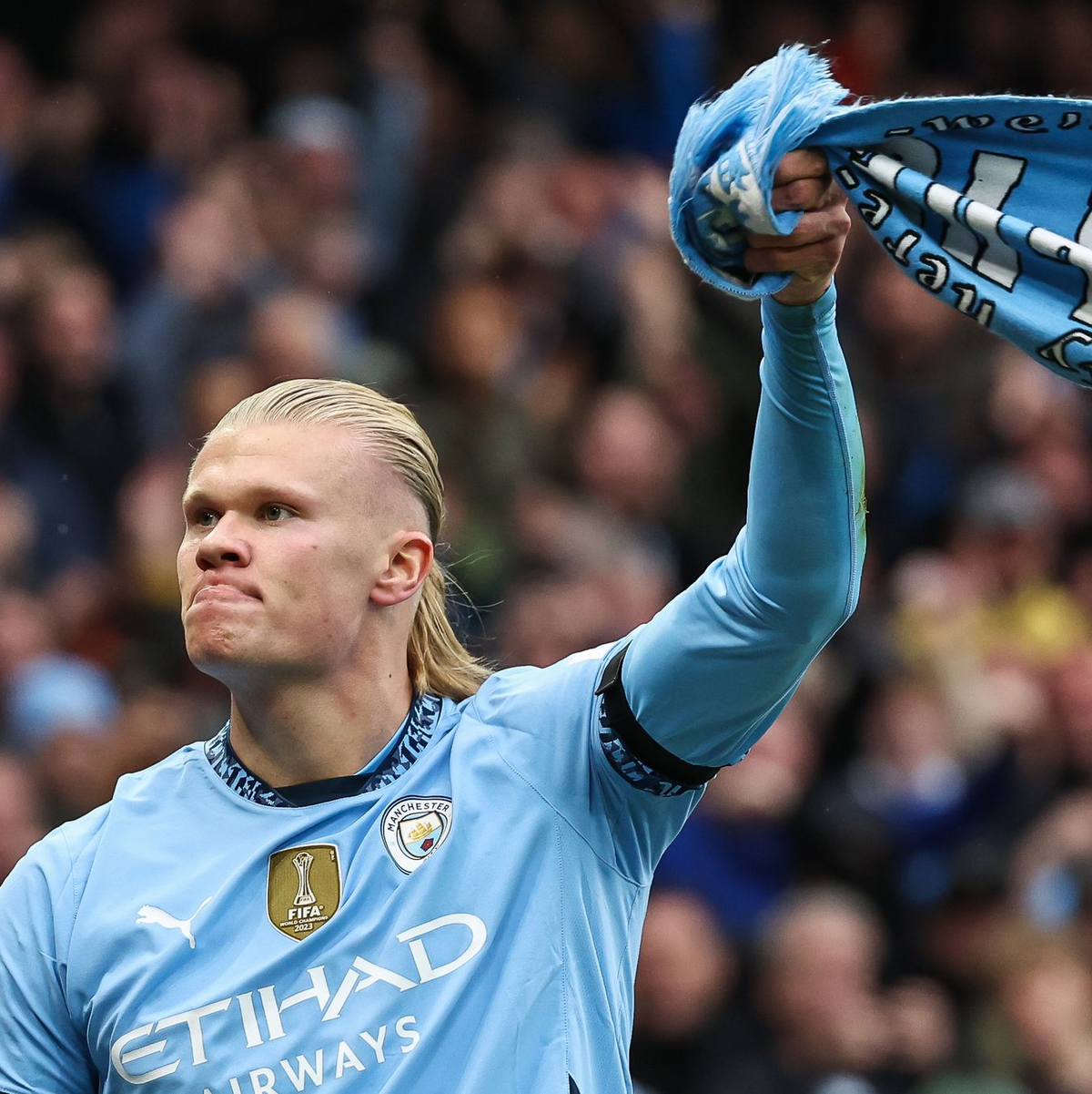 Torschütze Erling Haaland im Kopfballduell mit William Saliba. - Foto: Mark Cosgrove/News Images via ZUMA Press Wire/dpa