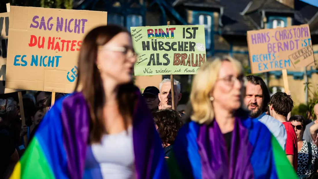 Protest gegen die AfD-Wahlparty in Potsdam. - Bild: Christoph Soeder/dpa