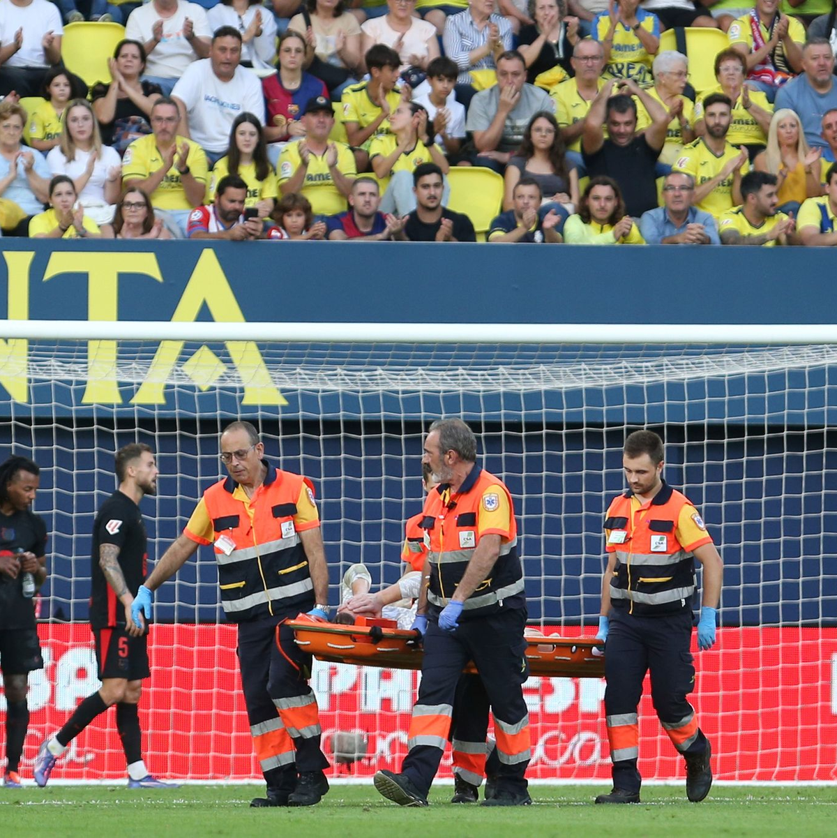 Marc-André ter Stegen muss auf einer Trage vom Platz getragen werden. - Foto: Alberto Saiz/AP/dpa