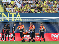 Marc-André ter Stegen muss auf einer Trage vom Platz getragen werden. - Foto: Alberto Saiz/AP/dpa