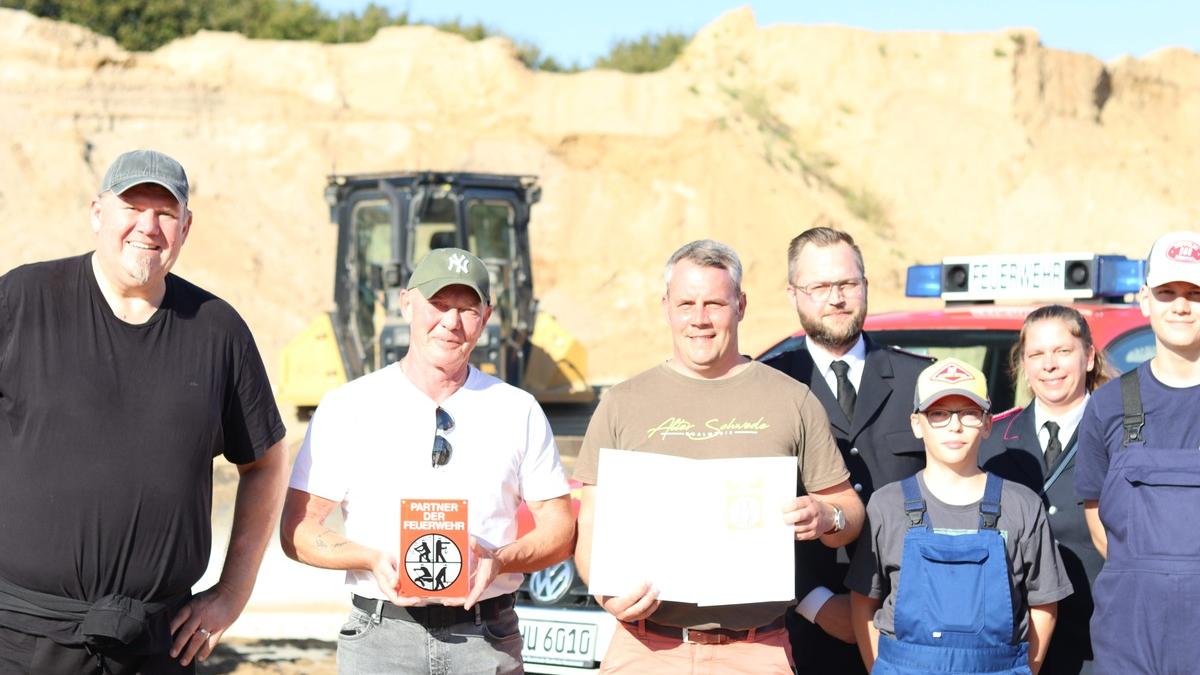 FW-SE: Übergabe Partnerschaft der Feuerwehr - Foto: presseportal.de