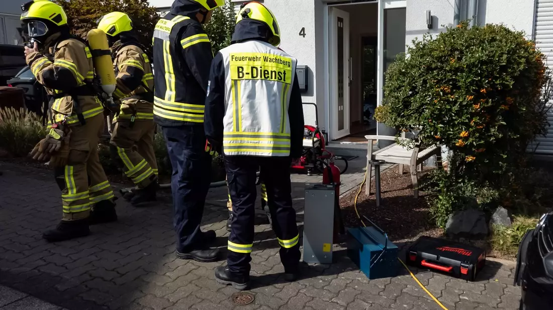 FW Wachtberg: Rauchender PV-Akku in Wachtberg-Niederbachem - Bild: presseportal.de