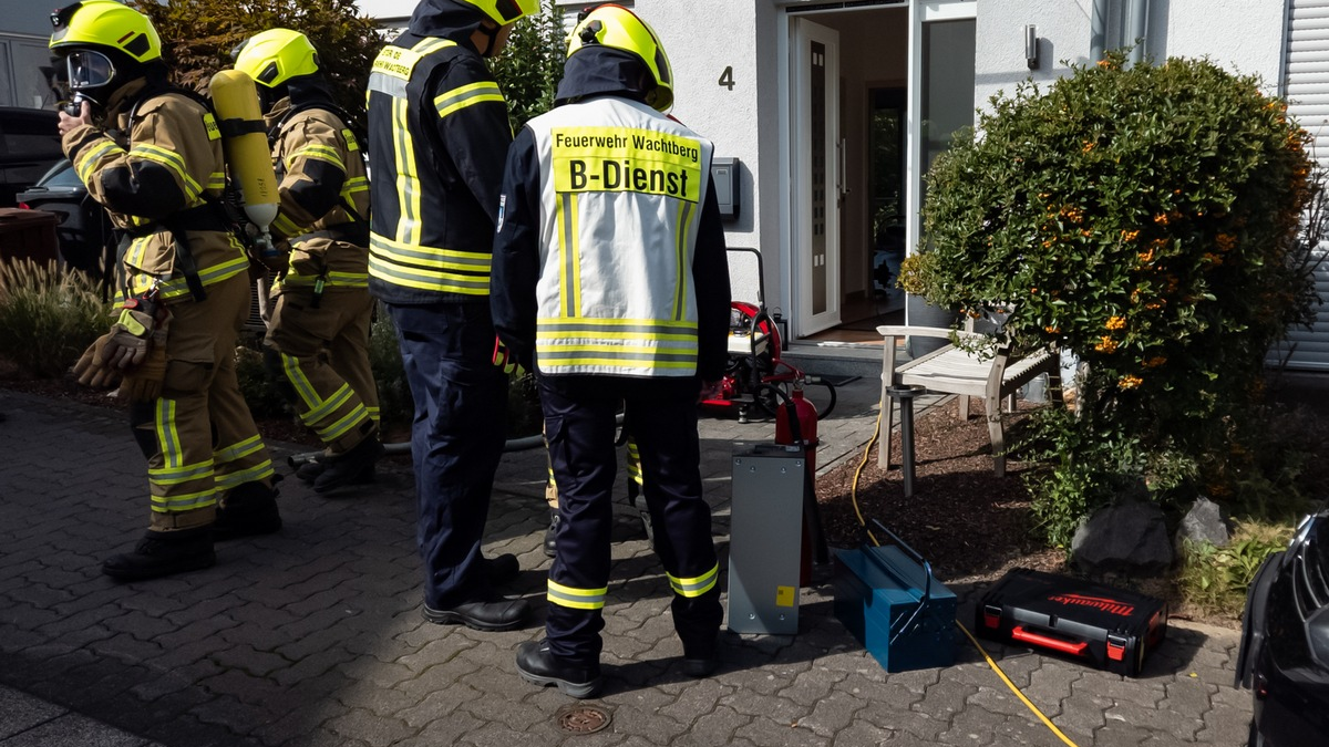FW Wachtberg: Rauchender PV-Akku in Wachtberg-Niederbachem - Foto: presseportal.de