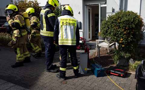 FW Wachtberg: Rauchender PV-Akku in Wachtberg-Niederbachem - Foto: presseportal.de