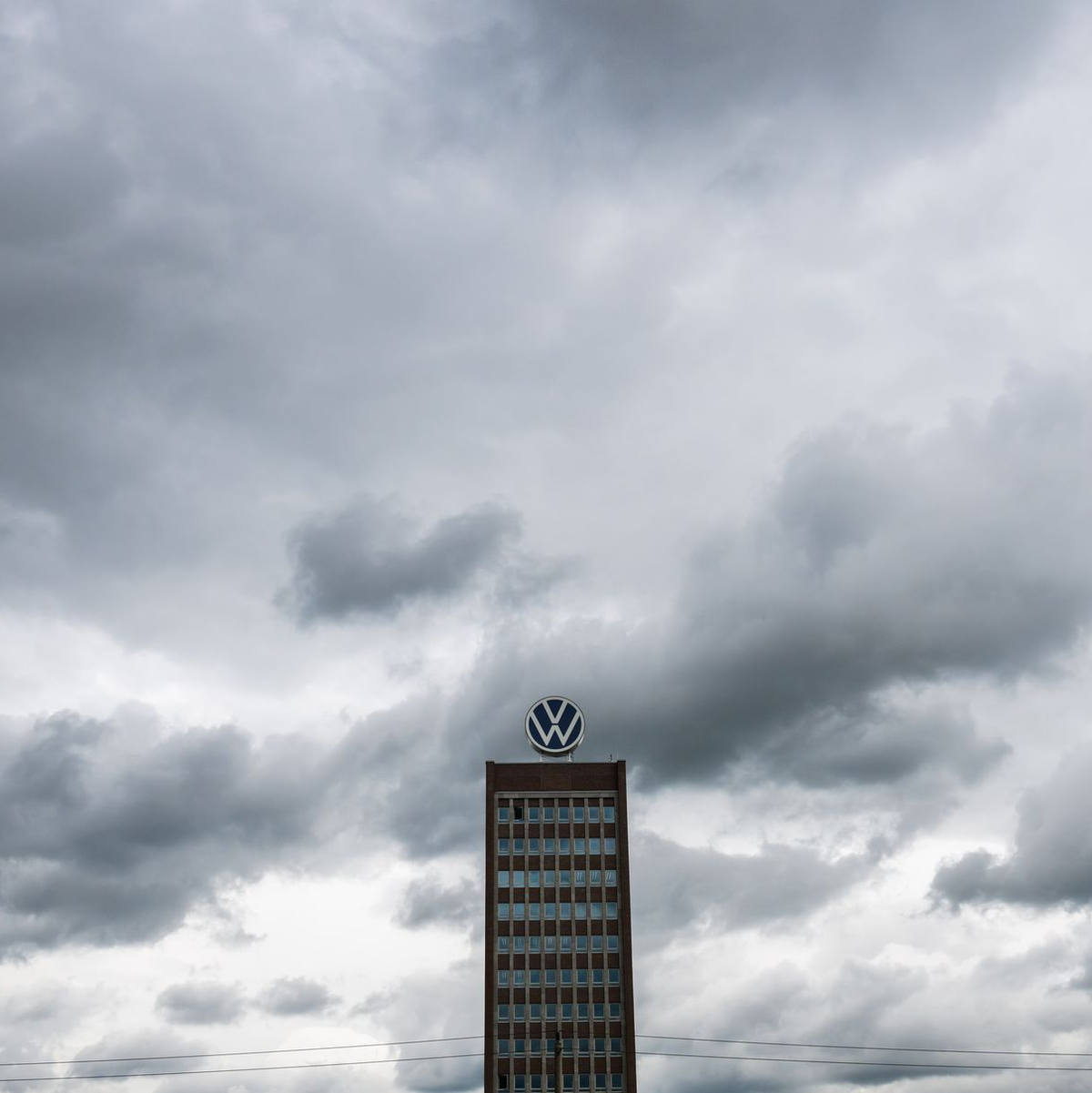 Dunkle Wolken nicht nur über VW. (Archivbild) - Foto: Julian Stratenschulte/dpa