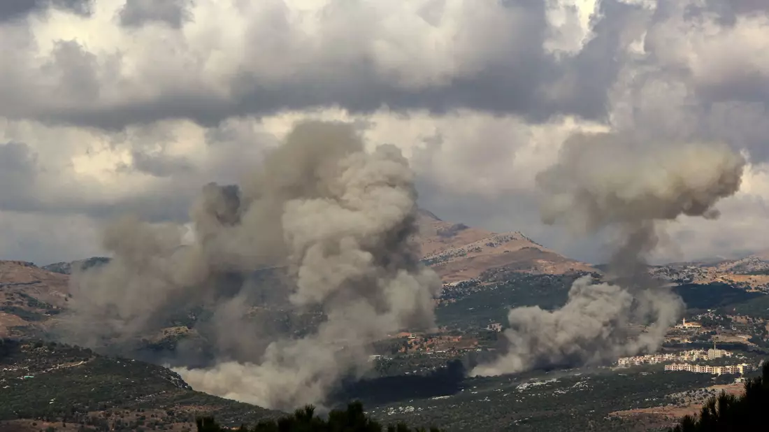 Rauch steigt aus nach israelischen Angriffen im Süden des Libanons - Bild: Marwan Naamani/dpa