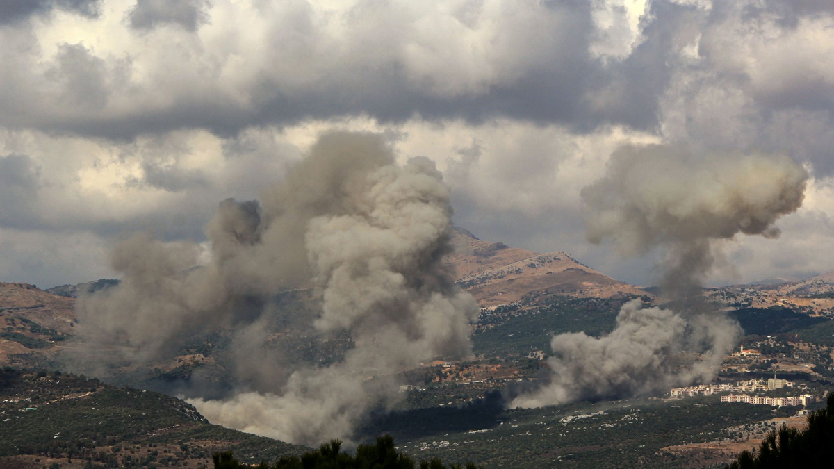 Rauch steigt aus nach israelischen Angriffen im Süden des Libanons - Foto: Marwan Naamani/dpa