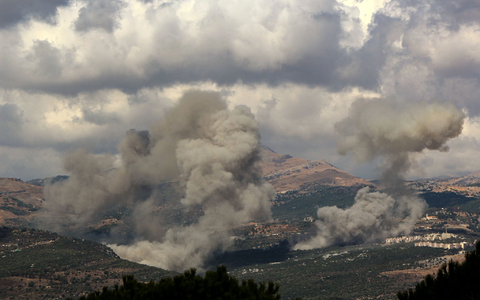 Rauch steigt aus nach israelischen Angriffen im Süden des Libanons - Foto: Marwan Naamani/dpa