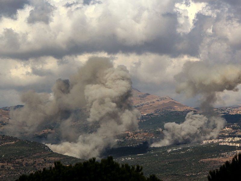 Rauch steigt aus nach israelischen Angriffen im Süden des Libanons - Foto: Marwan Naamani/dpa