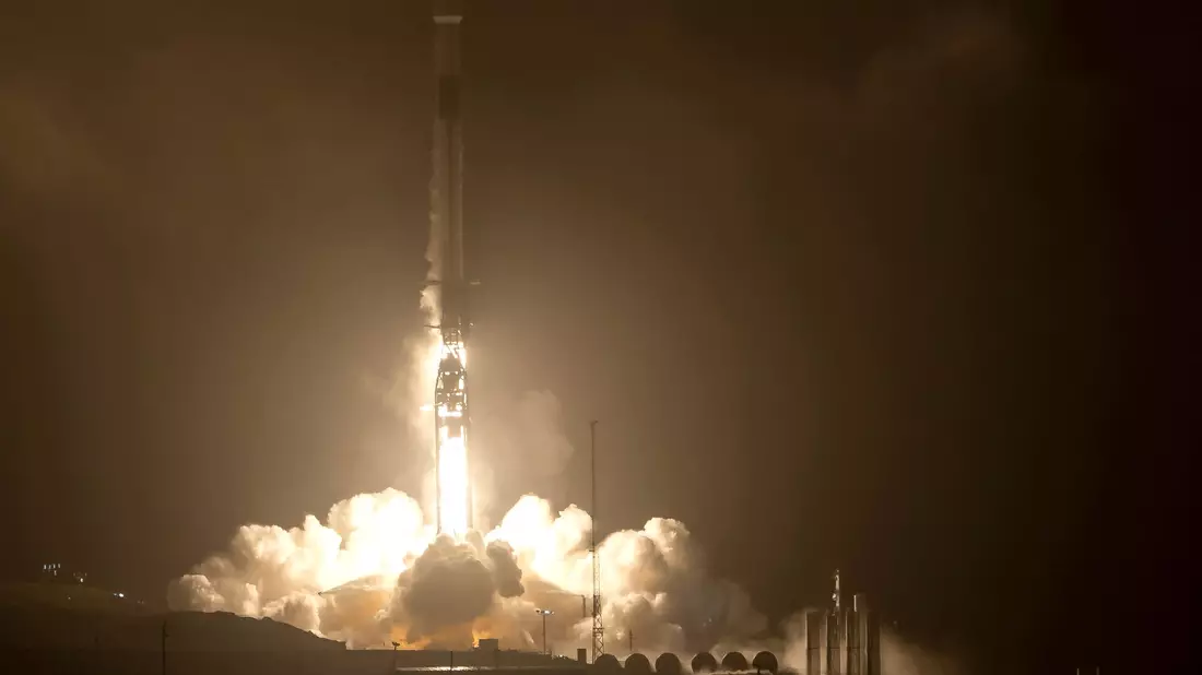 Die SpaceX Falcon 9 Rakete startet mit dem Double Asteroid Redirection Test (DART) an Bord vom Space Launch Complex 4E auf der Vandenberg Space Force Base in Kalifornien. - Bild: Bill Ingalls/NASA/AP/dpa