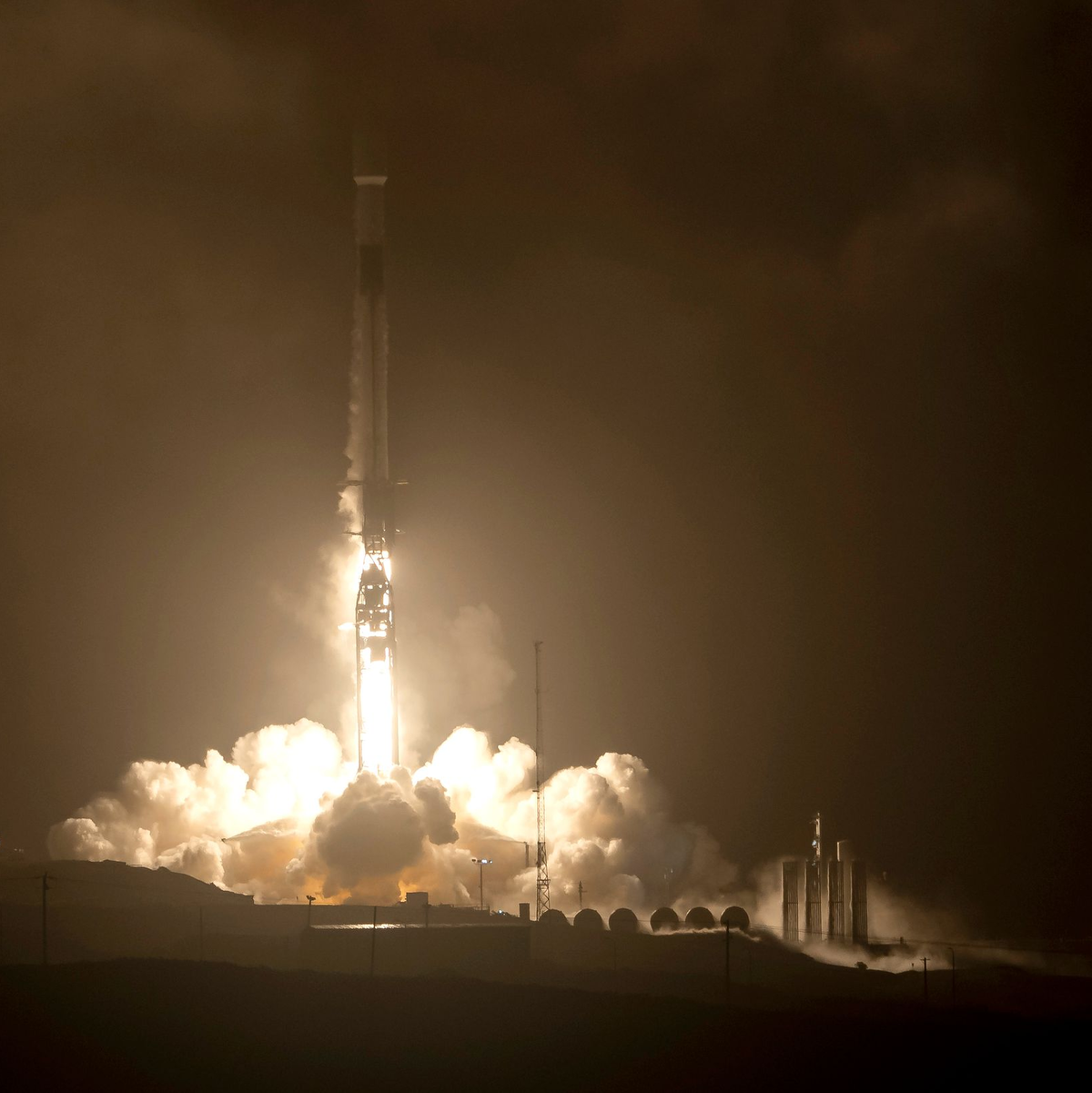 Die SpaceX Falcon 9 Rakete startet mit dem Double Asteroid Redirection Test (DART) an Bord vom Space Launch Complex 4E auf der Vandenberg Space Force Base in Kalifornien. - Foto: Bill Ingalls/NASA/AP/dpa