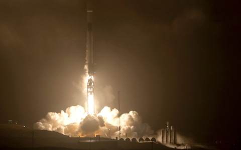 Die SpaceX Falcon 9 Rakete startet mit dem Double Asteroid Redirection Test (DART) an Bord vom Space Launch Complex 4E auf der Vandenberg Space Force Base in Kalifornien. - Foto: Bill Ingalls/NASA/AP/dpa Die SpaceX Falcon 9 Rakete startet mit dem Double Asteroid Redirection Test (DART) an Bord vom Space Launch Complex 4E auf der Vandenberg Space Force Base in Kalifornien. - Foto: Bill Ingalls/NASA/AP/dpa