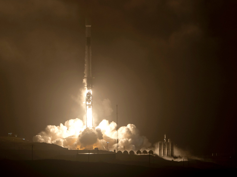 Die SpaceX Falcon 9 Rakete startet mit dem Double Asteroid Redirection Test (DART) an Bord vom Space Launch Complex 4E auf der Vandenberg Space Force Base in Kalifornien. - Foto: Bill Ingalls/NASA/AP/dpa