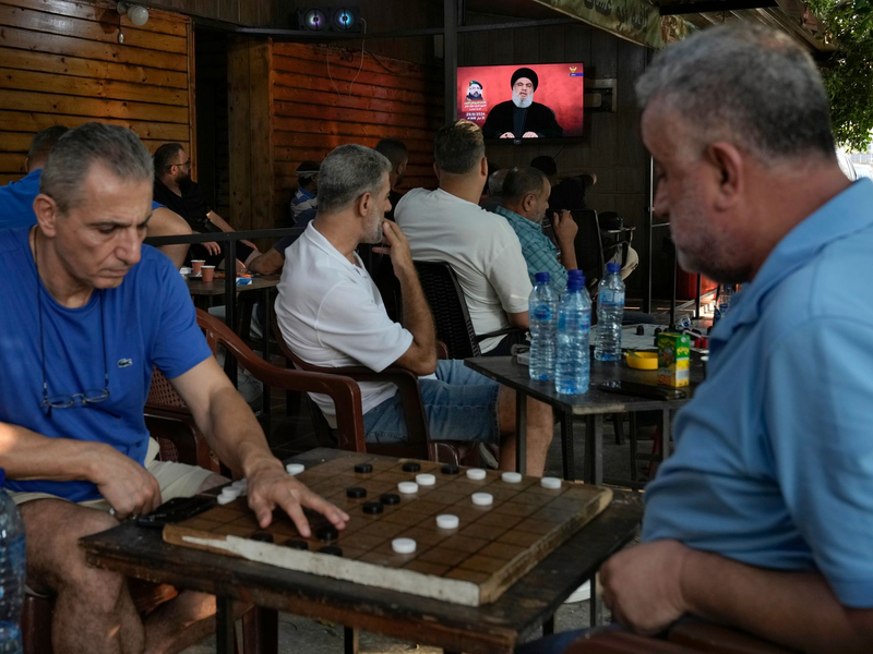 Der Alltag in Beirut geht trotz zunehmender Angriffe teils weiter - Foto: Bilal Hussein/AP/dpa