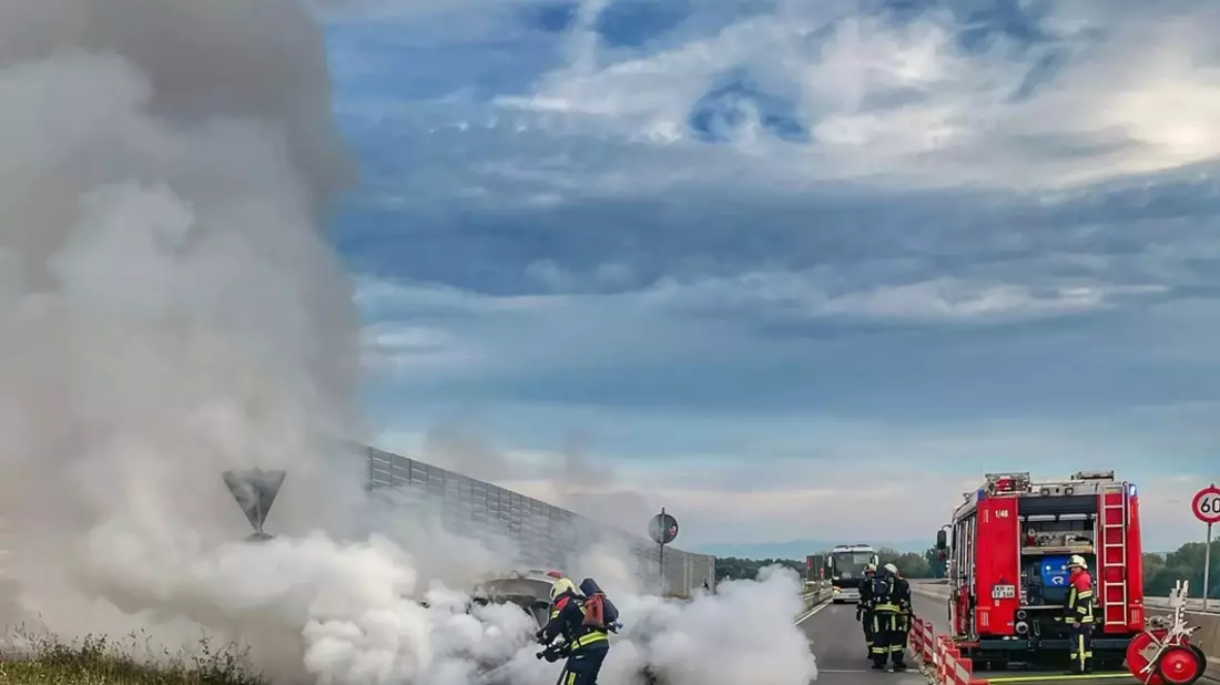 FW Allensbach: B2 PKW Brand außerorts - Bild: presseportal.de