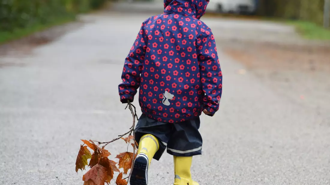 Gut ausgerüstet machen Spaziergänge im Herbstwetter Spaß. (Archivbild) - Bild: picture alliance / dpa