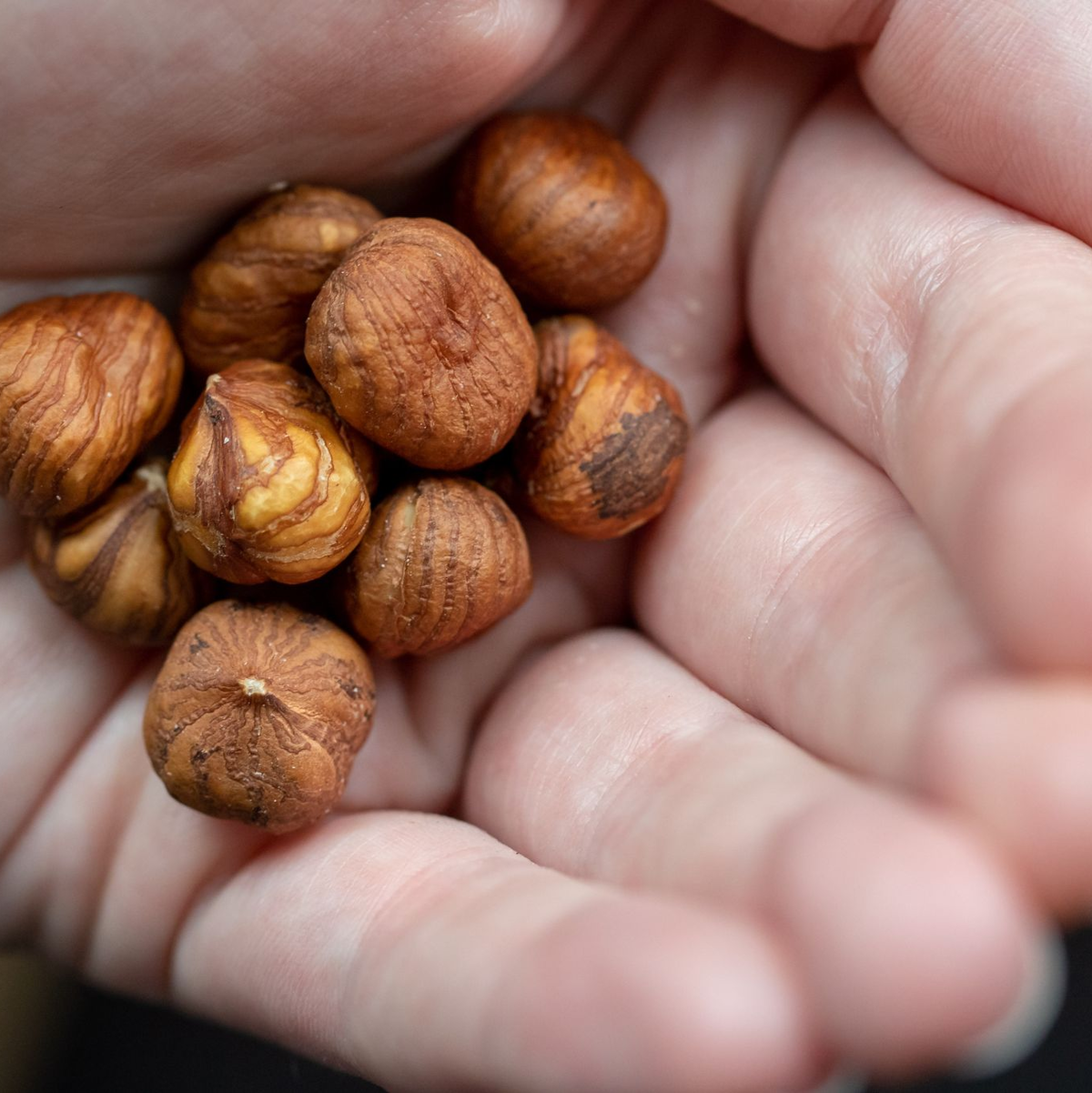So gesund: Haselnüsse gibts natürlich auch im Herbst. (Archivbild) - Foto: Daniel Karmann/dpa/dpa-tmn