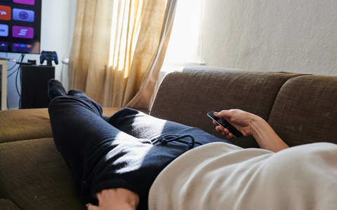 Endlich einfach zu Hause bleiben können - und nicht denken müssen, draußen verpasst man etwas. Auch das ist toll am Herbst. (Symbolbild) - Foto: Annette Riedl/dpa