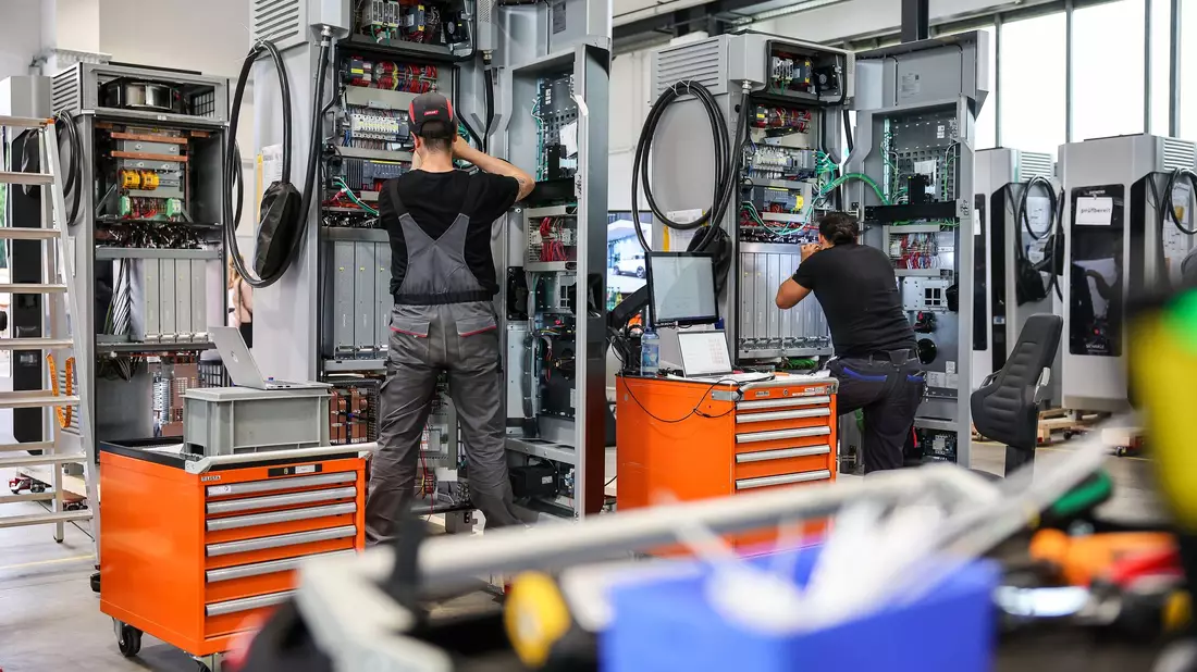 Produktion von E-Ladesäulen bei Siemens. Das Geschäft soll ausgegliedert werden.  - Bild: Jan Woitas/dpa