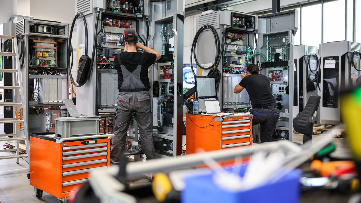 Produktion von E-Ladesäulen bei Siemens. Das Geschäft soll ausgegliedert werden.  - Foto: Jan Woitas/dpa