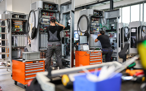 Produktion von E-LadesÀulen bei Siemens. Das GeschÀft soll ausgegliedert werden. - Foto: Jan Woitas/dpa Produktion von E-LadesÀulen bei Siemens. Das GeschÀft soll ausgegliedert werden. - Foto: Jan Woitas/dpa