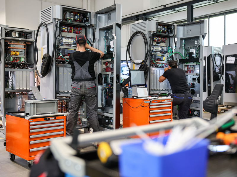 Produktion von E-Ladesäulen bei Siemens. Das Geschäft soll ausgegliedert werden.  - Foto: Jan Woitas/dpa