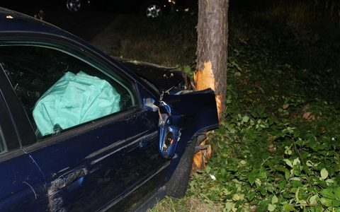 POL-MI: Auto kollidiert mit Baum - Foto: presseportal.de