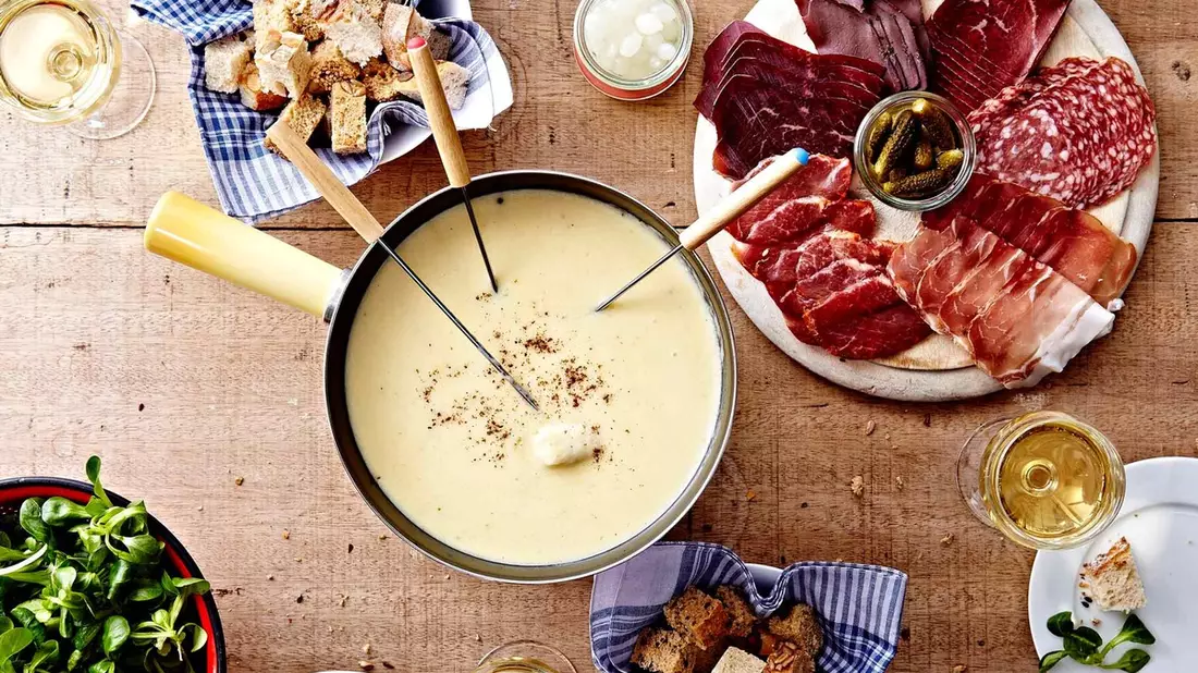 Zum Zusammenkommen und Dahinschmelzen / Käsefondue und Schweizer Raclette sind die perfekten DIY-Dinner - Bild: presseportal.de