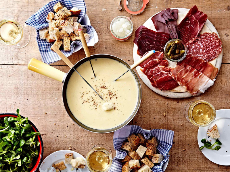 Zum Zusammenkommen und Dahinschmelzen / Käsefondue und Schweizer Raclette sind die perfekten DIY-Dinner - Foto: presseportal.de