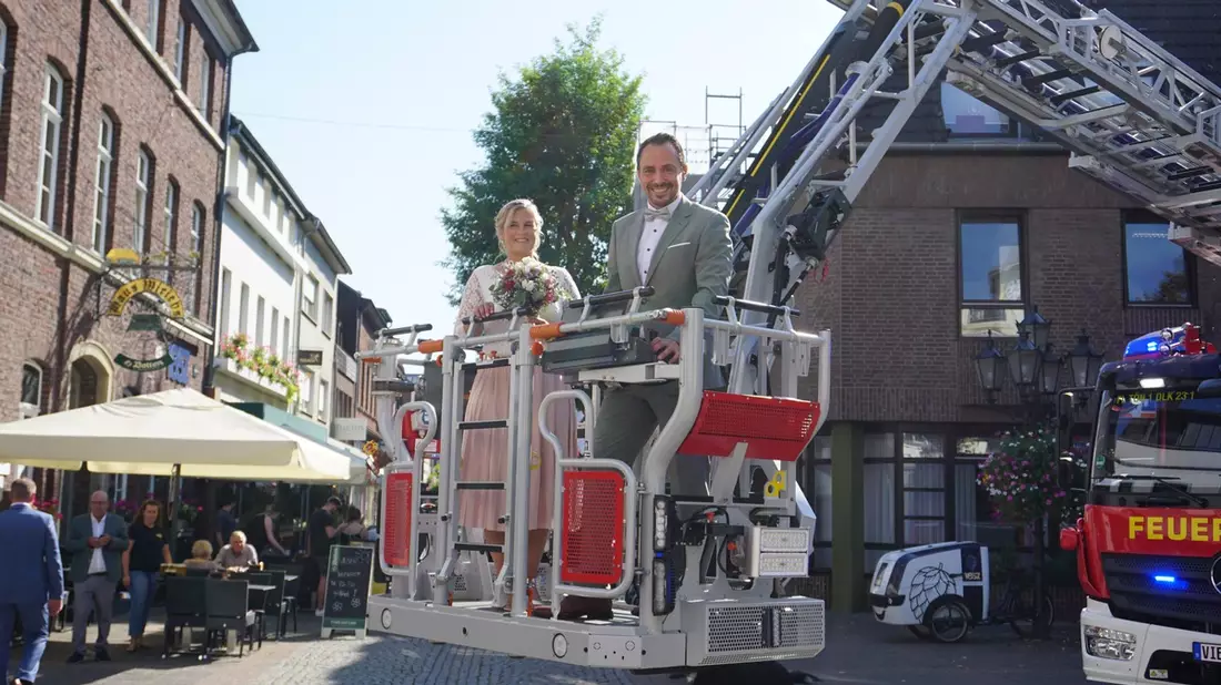 FW Tönisvorst: Nach dem Ja-Wort gab es für das Brautpaar Zweisamkeit in 30 Metern Höhe. - Bild: presseportal.de