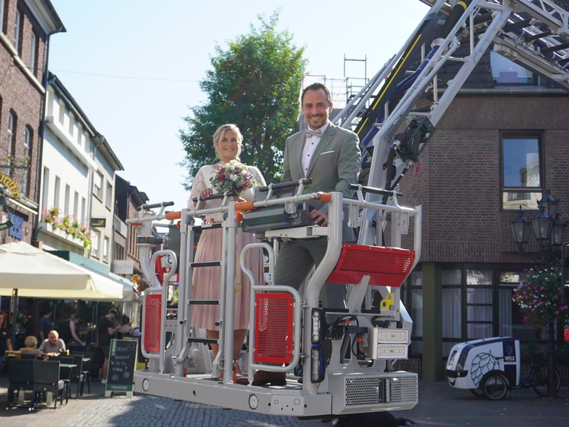 FW Tönisvorst: Nach dem Ja-Wort gab es für das Brautpaar Zweisamkeit in 30 Metern Höhe. - Foto: presseportal.de