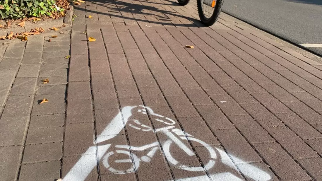 POL-LG: ++ auf der falschen Seite unterwegs!? - Sei kein Geist! ++ Sprüh-Aktion 2024 von Polizei und Verkehrswacht ++ gegen Unfälle mit Geister-Radler und -Scooter ++ - Bild: presseportal.de