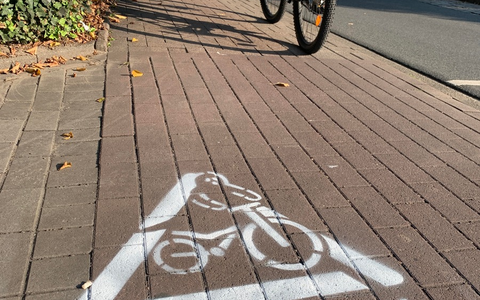 POL-LG: ++ auf der falschen Seite unterwegs!? - Sei kein Geist! ++ Sprüh-Aktion 2024 von Polizei und Verkehrswacht ++ gegen Unfälle mit Geister-Radler und -Scooter ++ - Foto: presseportal.de