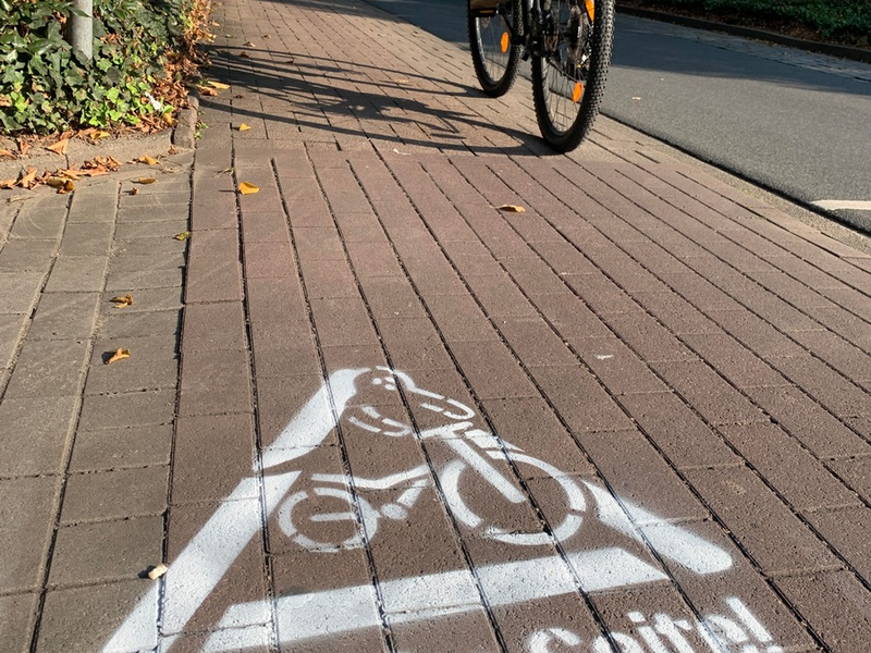 POL-LG: ++ auf der falschen Seite unterwegs!? - Sei kein Geist! ++ Sprüh-Aktion 2024 von Polizei und Verkehrswacht ++ gegen Unfälle mit Geister-Radler und -Scooter ++ - Foto: presseportal.de