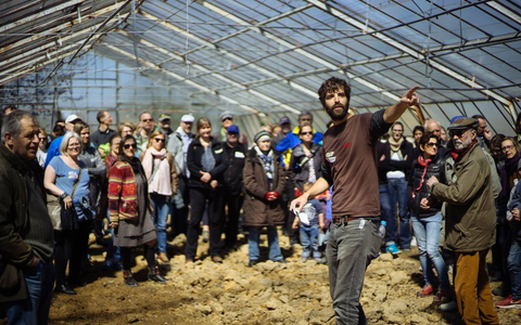 Gemeinschaft statt Profit: 3sat zeigt den Dokumentarfilm Das Kombinat von Moritz Springer - Foto: presseportal.de Gemeinschaft statt Profit: 3sat zeigt den Dokumentarfilm Das Kombinat von Moritz Springer - Foto: presseportal.de