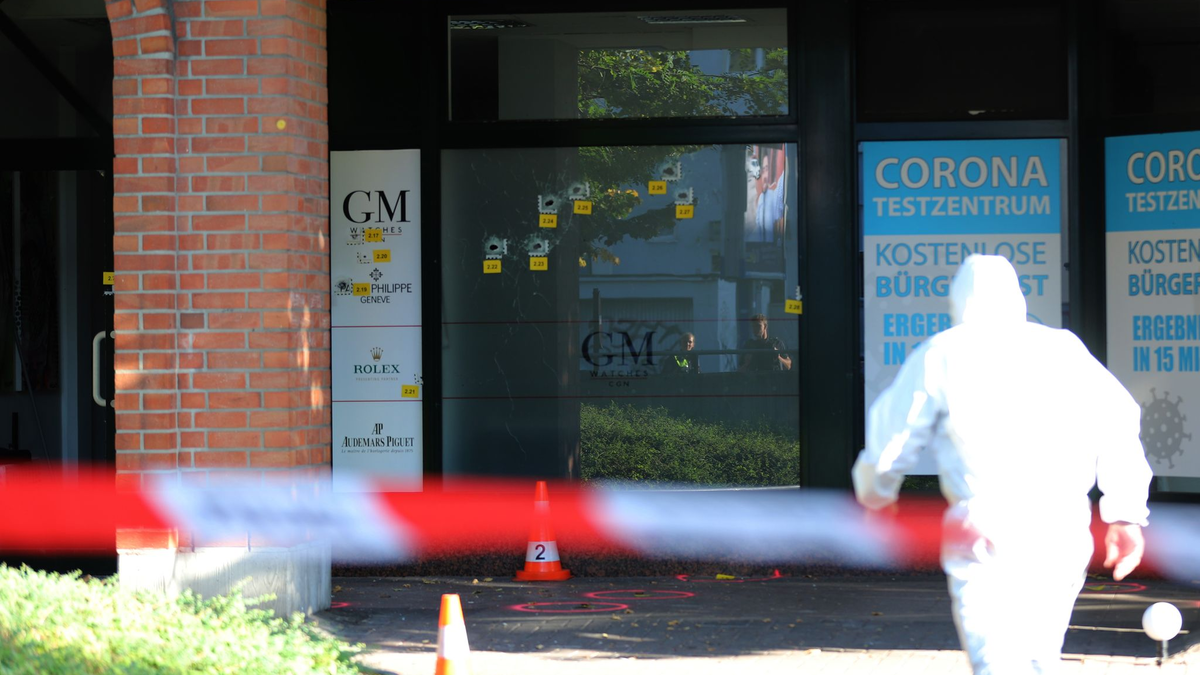 Die Polizei sicherte in der Nacht den Tatort im Kölner Stadtteil Niehl. - Foto: Sascha Thelen/dpa