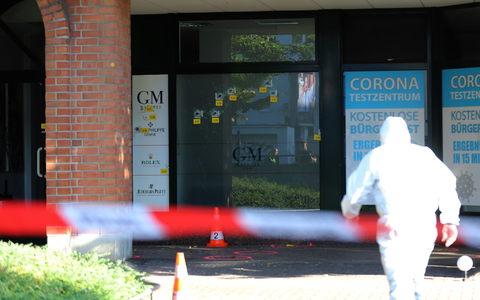 Die Polizei sicherte in der Nacht den Tatort im Kölner Stadtteil Niehl. - Foto: Sascha Thelen/dpa