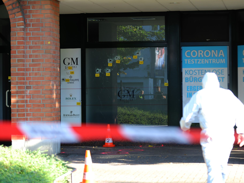 Die Polizei sicherte in der Nacht den Tatort im Kölner Stadtteil Niehl. - Foto: Sascha Thelen/dpa